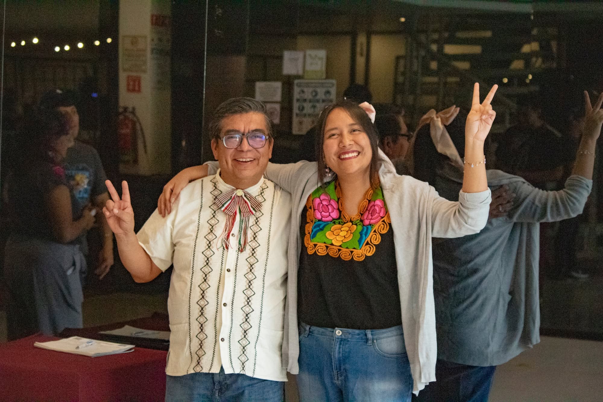 Personas celebrando
